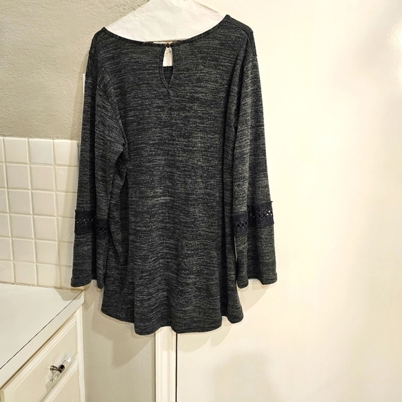 LILDY grey tunic w crochet on sleeves. Excellent shape. L/XL - Picture 6 of 10